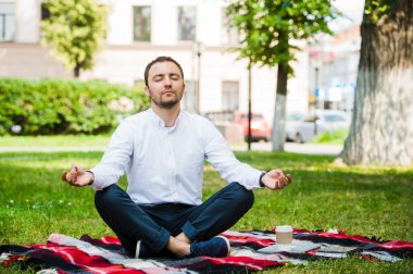 açık havada meditasyon lotus poz adam işadamı