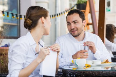 İş öğle yemeğinde meslektaşı ile oturma ve ona talimat verirken başarılı Yöneticisi