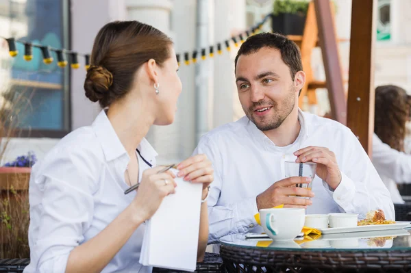 İş öğle yemeğinde meslektaşı ile oturma ve ona talimat verirken başarılı Yöneticisi