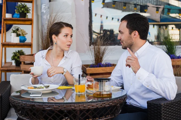 onların öğle yemeği coffee shop üzerinde mutlu iş adamları