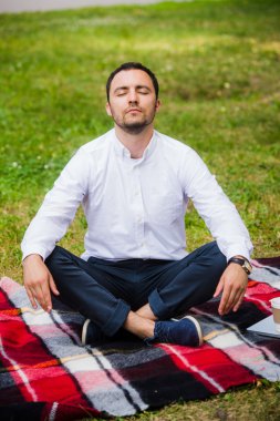 açık havada meditasyon lotus poz adam işadamı