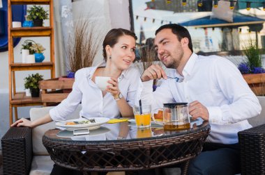 onların öğle yemeği coffee shop üzerinde mutlu iş adamları