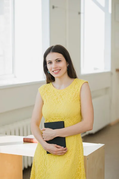 Feliz joven estudiante sonriente con libro . — Foto de Stock