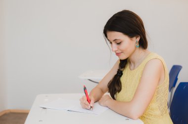 sınıfta okuyan genç kız öğrenci