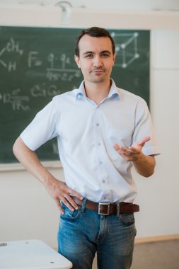 Kara tahta sınıfa konuşmak okul sınıf yakınındaki genç öğretmen