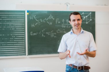 Kara tahta sınıfa konuşmak okul sınıf yakınındaki genç öğretmen