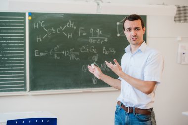 Kara tahta sınıfa konuşmak okul sınıf yakınındaki genç öğretmen