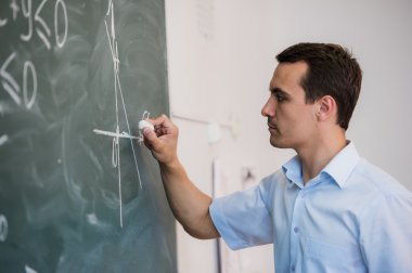 Genç öğretmen veya öğrenci formülü ile bir kara tahta üzerinde üçgen çizmek