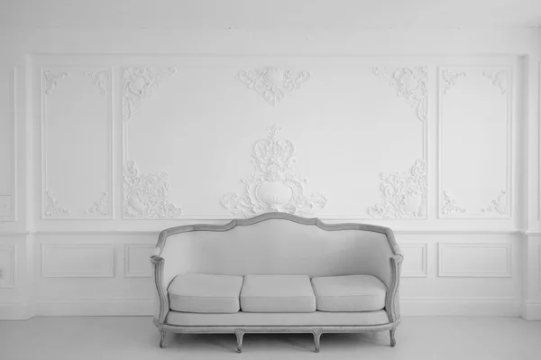 Salon avec canapé-lit élégant antique sur mur blanc de luxe design bas-relief moulures en stuc éléments roccoco. Photo noir et blanc . — Photo