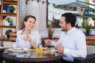 onların öğle yemeği coffee shop üzerinde mutlu iş adamları