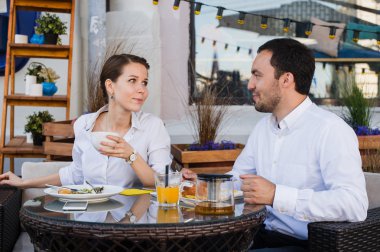 onların öğle yemeği coffee shop üzerinde mutlu iş adamları
