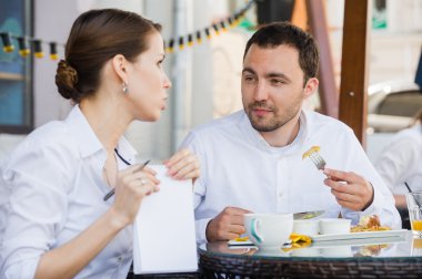 İş öğle yemeğinde meslektaşı ile oturma ve ona talimat verirken başarılı Yöneticisi