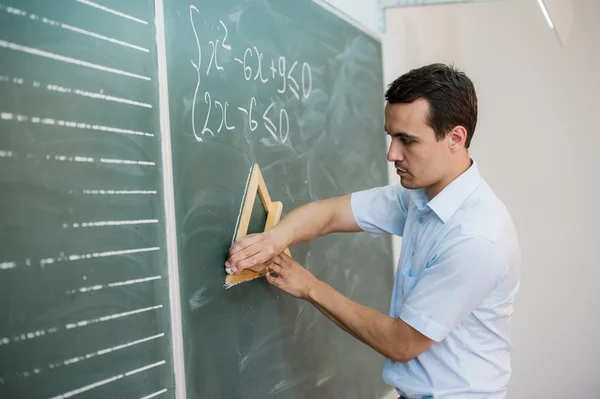 Młody nauczyciel lub student narysuj Trójkąt na tablicy z formuły — Zdjęcie stockowe