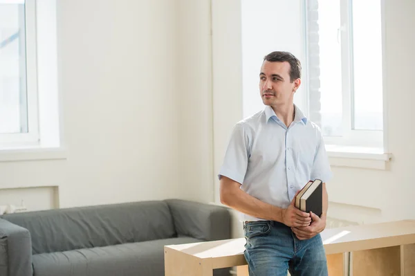 Portrait rapproché, jeune homme d'affaires ou professeur de lecture de chemises bleues, lisant des livres à la bibliothèque de l'école — Photo