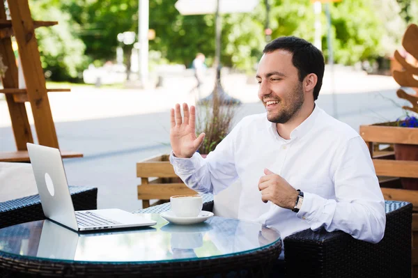 Travaillez et détendez-vous. Conférence en ligne. Homme d'affaires habillé en chemise travaillant avec un ordinateur portable, parlant par skype au café du parc à l'extérieur — Photo