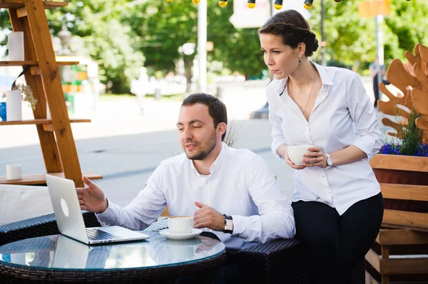 Szczęśliwy przedsiębiorców na lunch poza w kawiarni — Zdjęcie stockowe