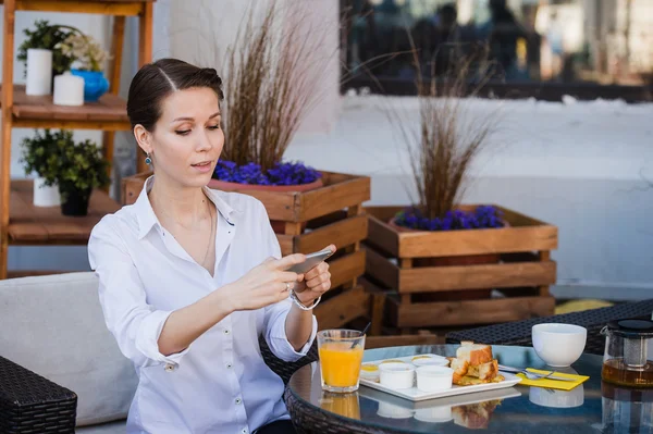 Γυναίκα χέρια λήψη τροφίμων φωτογραφίας από κινητό τηλέφωνο. Φωτογραφία τροφίμων. Νόστιμο πρωινό. — Φωτογραφία Αρχείου