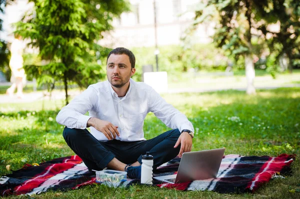 Zakenman werken in de tuin en het eten van de lunch — Stockfoto