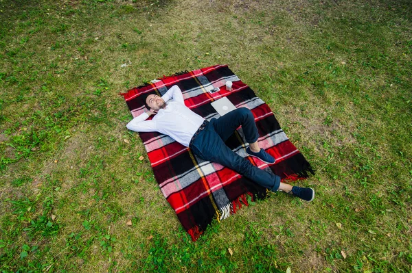 Feliz joven con portátil relajante en la hierba, vista desde la parte superior —  Fotos de Stock