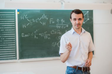 Kara tahta sınıfa konuşmak okul sınıf yakınındaki genç öğretmen