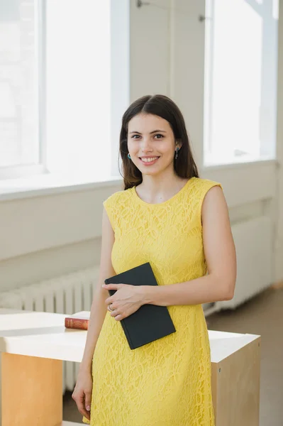 Feliz joven estudiante sonriente con libro . — Foto de Stock