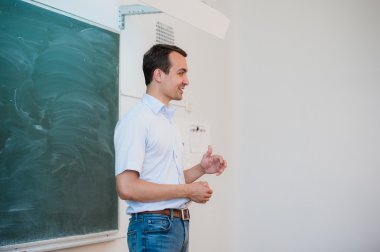 Kara tahta sınıfa konuşmak okul sınıf yakınındaki genç öğretmen