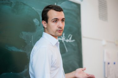 Genç öğretmen veya öğrenci formülü ile bir kara tahta üzerinde üçgen çizmek