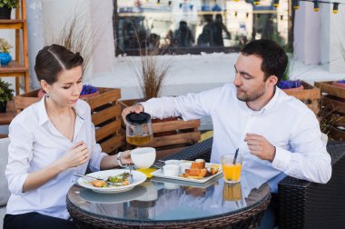 onların öğle yemeği coffee shop üzerinde mutlu iş adamları