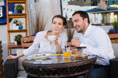 onların öğle yemeği coffee shop üzerinde mutlu iş adamları