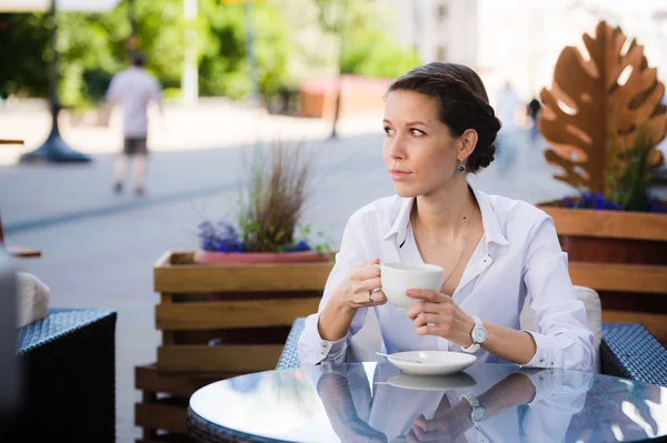 Kafede kahve içme defter ile zarif güzel kadın