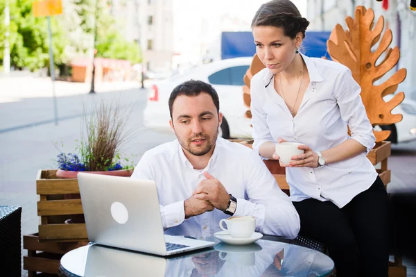 Επιχειρηματική ομάδα άνδρας και γυναίκα στο Cafe έχοντας μια συνομιλία χρησιμοποιώντας φορητό υπολογιστή. Εργασίας σύσκεψης έννοια — Φωτογραφία Αρχείου