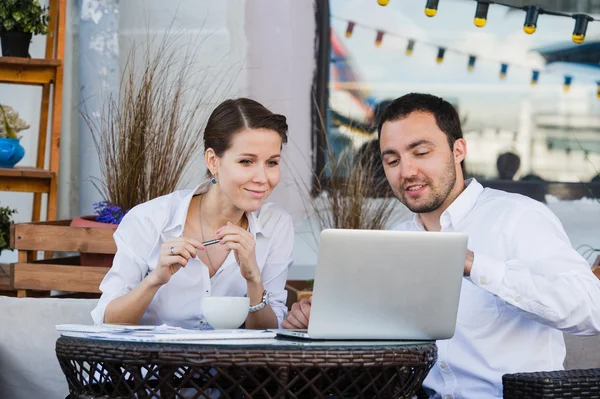 Zakenman en zakenvrouw werken buiten op straat café tijdens de lunch — Stockfoto