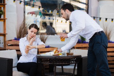 Garson sunucuda tablo çalışma menü özel liste kadın için okuma