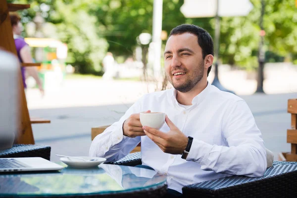 Vertrouwen succesvolle zakenman in pak genieten van een kopje koffie terwijl het hebben van werk pauze lunch in het moderne restaurant, intelligente jongeman of ondernemer ontspannen in openlucht café op zoek peinzende — Stockfoto