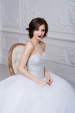 Güzel gelin portresi. Düğün dekorasyon ve elbise, beyaz arka plan