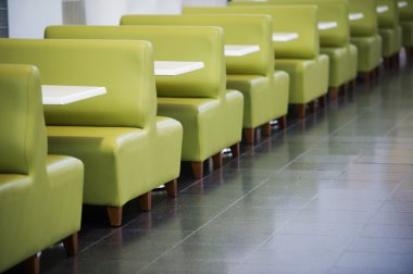 Restoran bölge gıda mahkeme yeşil kanepeler ve tablolar bir alışveriş merkezi ile iç