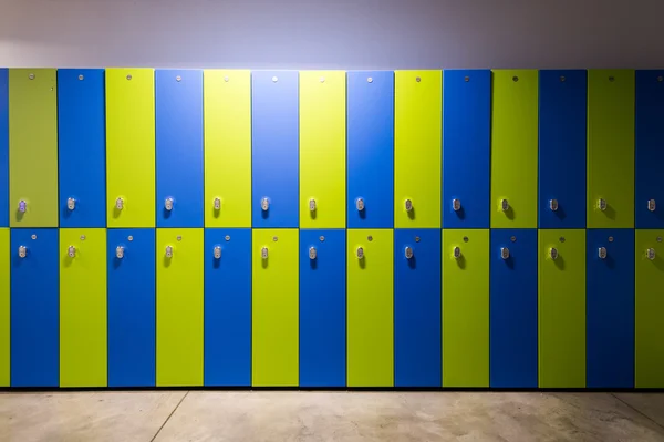 Foto av blå och grön skåp i gymmet — Stockfoto