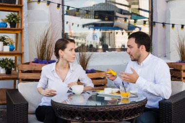 onların öğle yemeği coffee shop üzerinde mutlu iş adamları