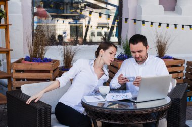 iş adamları öğle yemeği veya kahve molası kafede sohbet