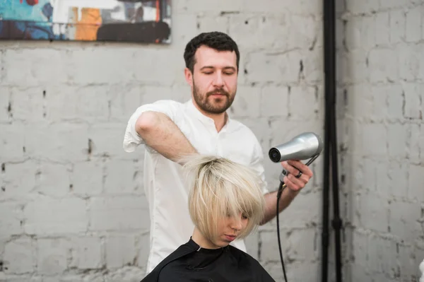 Жінка отримує її нову зачіску в салоні — стокове фото