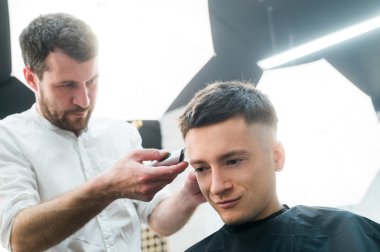 Erkek kuaför dükkanında istemci saç kesimi vermek