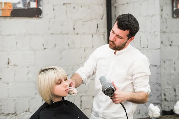 Mulher recebendo seu novo penteado no salão — Fotografia de Stock