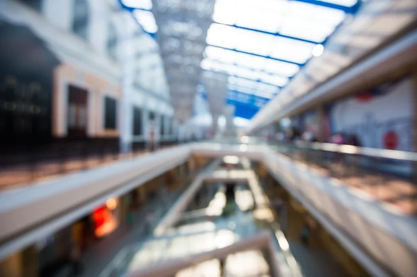 Blured centro comercial grande shopping multi-nível com fundo bokeh — Fotografia de Stock