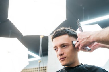 Erkek kuaför dükkanında istemci saç kesimi vermek