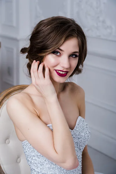 Retrato de una hermosa chica con labios rojos. Cara de belleza. Imagen de la boda en el interior de lujo — Foto de Stock