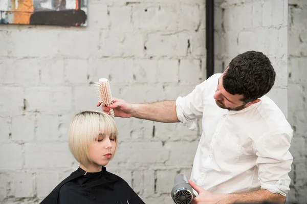 Mulher recebendo seu novo penteado no salão — Fotografia de Stock