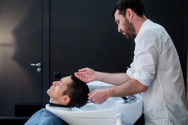 Hairstylist Hairdresser Washing Customer Hair - Young Man Relaxing In Hairdressing Beauty Salon — Stock Photo, Image