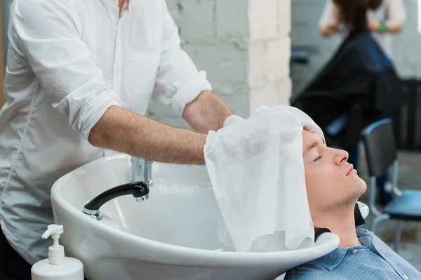 Visão de perfil de um jovem se preparando para seu cabelo lavado — Fotografia de Stock