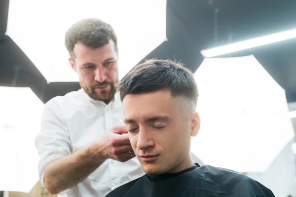 Masculino barbeiro dando cliente corte de cabelo na loja — Fotografia de Stock