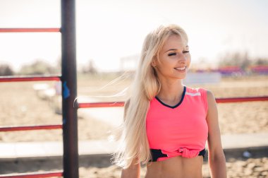 Güzel atlet kadının spor sahilde egzersiz yapması